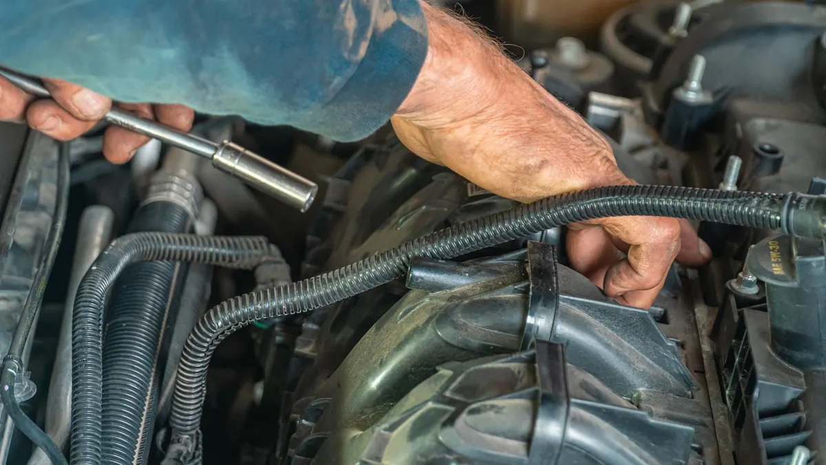 Mécanicien réparant un moteur de voiture