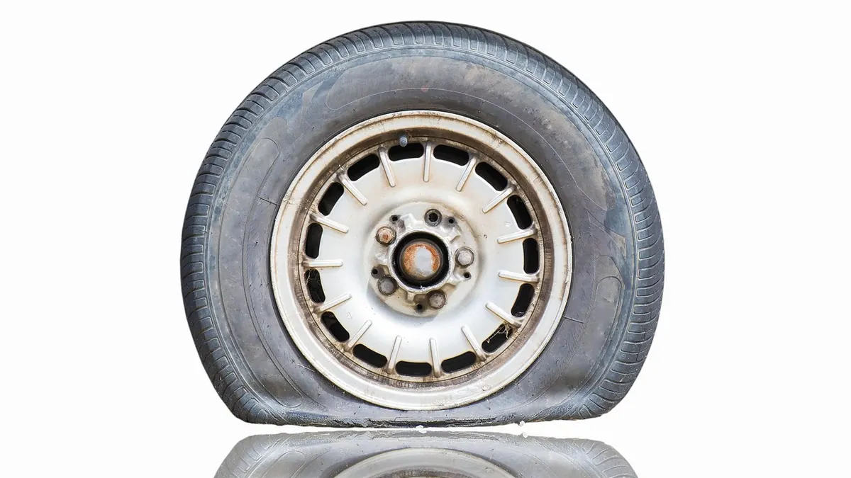 Pneu à plat sur une voiture arrêtée